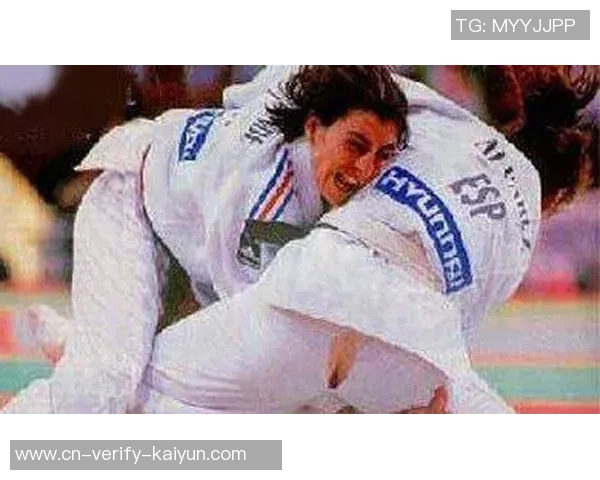 男足球员意外走光瞬间引发热议网友纷纷调侃场面尴尬不已